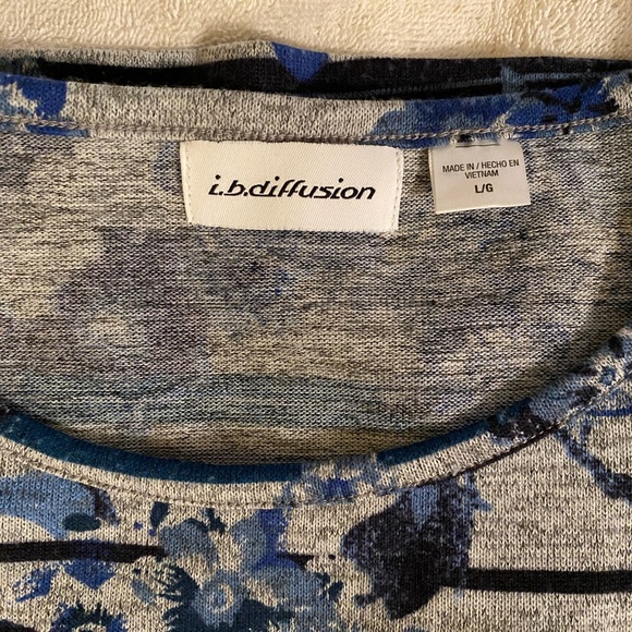 Ladies 3/4 sleeve lightweight floral print top - Picture 2 of 13